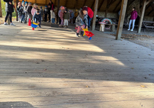 Dzieci biegną z taczkami.