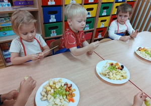 Przedszkolaki robią owocowe szaszłyki