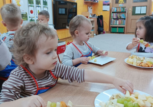 Chłopiec wybiera owoce