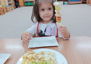 Dziewczynka pokazuje swój szaszłyk