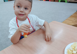 Chłopiec uśmiecha się do zdjęcia