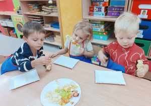 Przedszkolaki robią szaszłyki