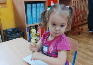 Dziewczynka pokazuje swój szaszłyk