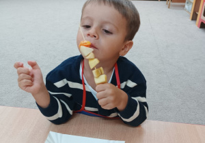 Chłopiec zjada owoce