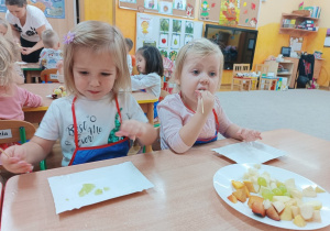 Dziewczynki jedzą owoce