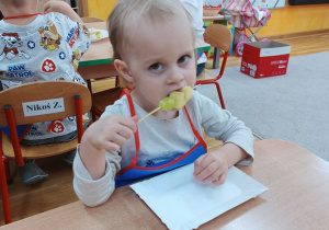 Dziewczynka zjada owoce