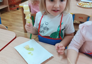 Dziewczynka zrobiła owocowy szaszłyk