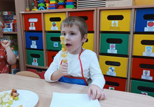 Chłopiec zrobił owocowy szaszłyk