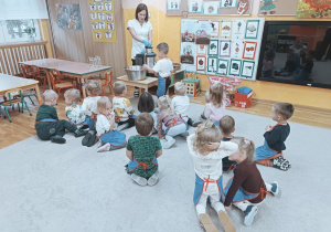 Dzieci uważnie obserwują jak powstaje sok