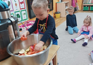 Chłopczyk wybiera owoce