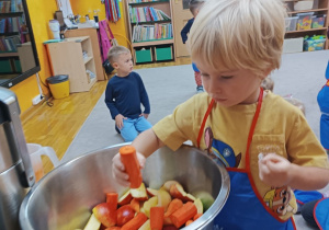 Chłopiec wybiera składniki do soku