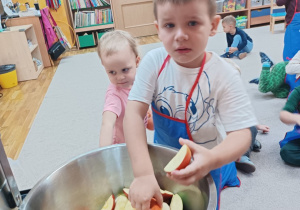 Chłopiec wybiera składniki do soku