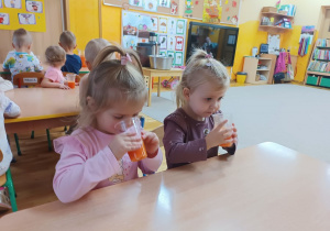 Dziewczynki piją sok