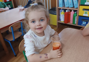 Dziewczynka uśmiecha się do zdjęcia