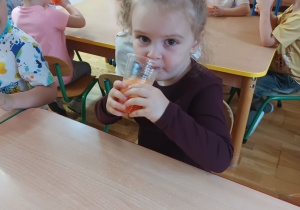 Dziewczynka pije sok
