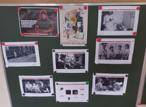 Zdjęcie tablicy zawierającej ilustracje o roli kobiet w czasie Powstania Warszawskiego.