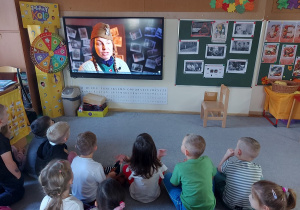 Dzieci z zainteresowaniem oglądają film o kobietach w Powstaniu Warszawskim.