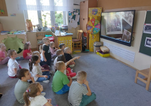 Dzieci oglądając film opowiadają o swoich wrażeniach.
