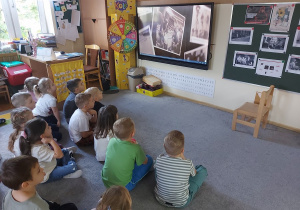 Przedszkolaki poznają jakie role pełniły kobiety w Powstaniu.