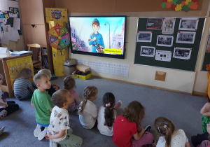 Dzieci oglądają bajkę edukacyjną.