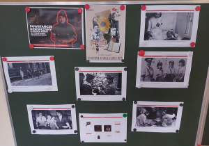 Zdjęcie tablicy zawierającej ilustracje o roli kobiet w czasie Powstania Warszawskiego.