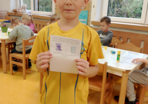 Chłopiec prezentuje wykonane zadanie.