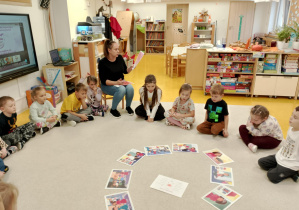 Pani czyta opowiadanie o złości.