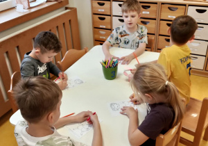 Dzieci kolorują postać Gniewka.