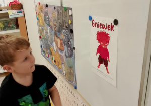 Chłopiec ogląda głównego bohatera opowiadania.