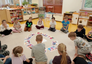 Dzieci słuchają opowiadania o Gniewku.