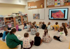 Dzieci oglądają Gniewka na animacji projektu.