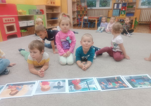 Dzieci słuchają opowiadania o Markotku z wyspy Smutku