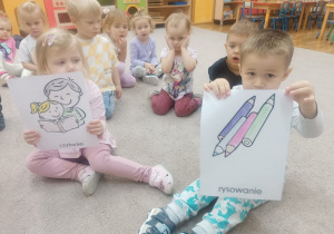 Dzieci pokazują ilustrację ze sposobami radzenia sobie ze smutkiem