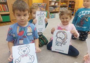 Chłopcy pokazują ilustracje ze sposobami radzenia sobie ze smutkiem