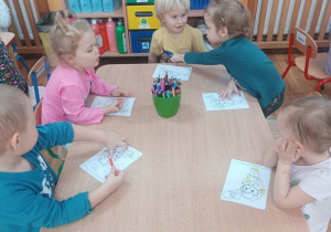 Dzieci kolorują postać Markotka