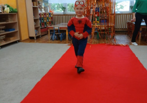 03. Chłopiec w stroju Spider-Mana idzie po czerwonym dywanie