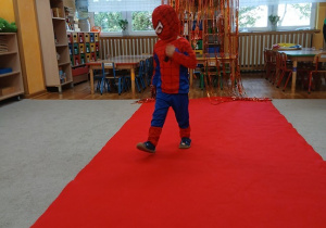 04. Chłopiec w stroju Spider-Mana idzie po czerwonym dywanie