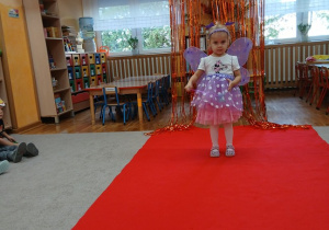 11. Dziewczynka na czerwonym dywanie.