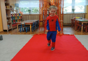 12. Chłopiec na czerwonym dywanie.