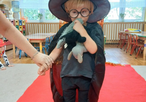 14. Chłopiec w stroju Czarodzieja na czerwonym dywanie..