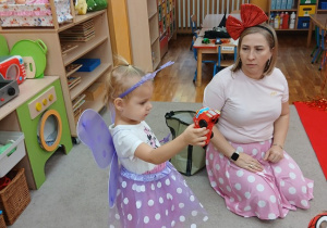 15. Dziewczynka trzyma autko.