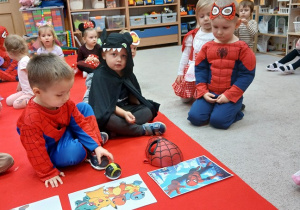 16. Chłopcy dopasowują atrybuty do bajki.