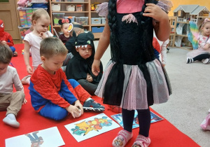 17. Uśmiechnięta dziewczynka pozuje do zdjęcia.