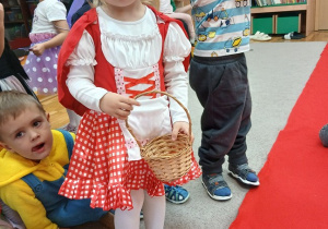 18. Dziewczynka trzyma koszyczek.