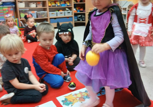 19. Dziewczynka dopasowuje jabłko do odpowiedniej bajki.