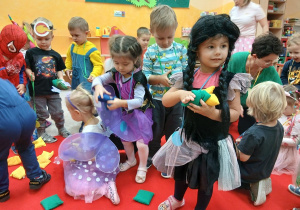 20. Dzieci zbierają woreczki.