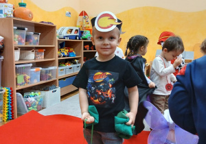 21. Chłopiec zbiera zielone woreczki.