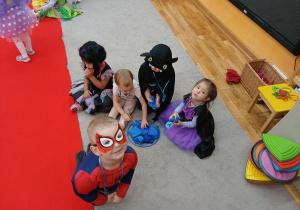 22. Dzieci z zebranymi woreczkami.