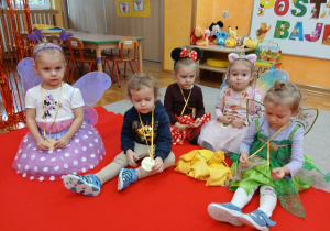 23. Dzieci z zebranymi woreczkami.