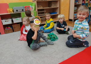 24. Dzieci z zebranymi woreczkami.